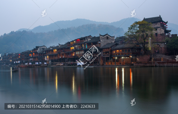 鳳凰古鎮(zhèn)沱江晨曦