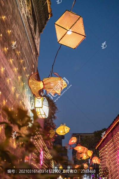 藍色夜空下的沙灣古鎮(zhèn)燈籠街