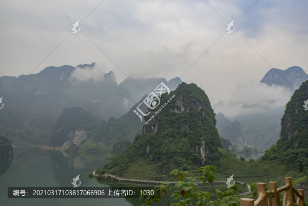 霧繚繞山水風(fēng)景