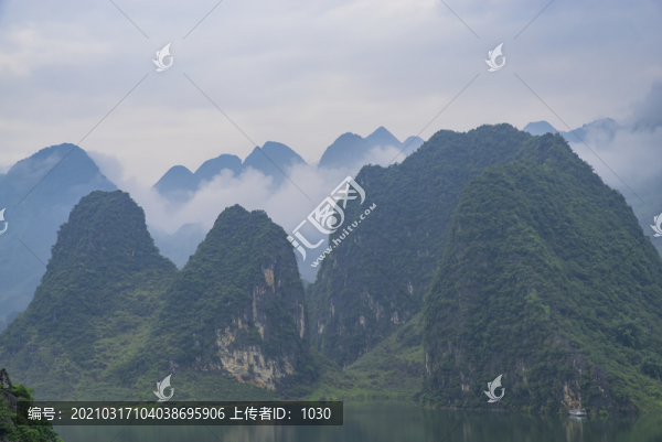云霧繚繞山水風(fēng)景
