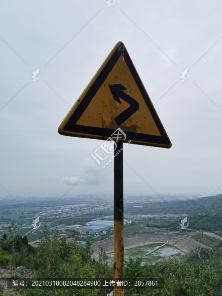 城市村莊水庫和交通急轉(zhuǎn)彎標(biāo)志