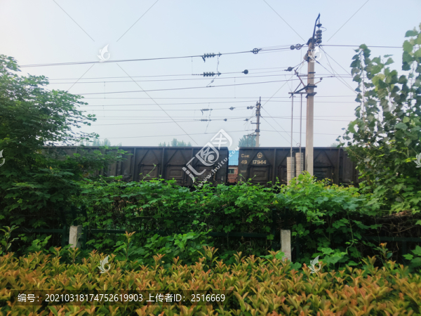 運(yùn)行的貨運(yùn)火車