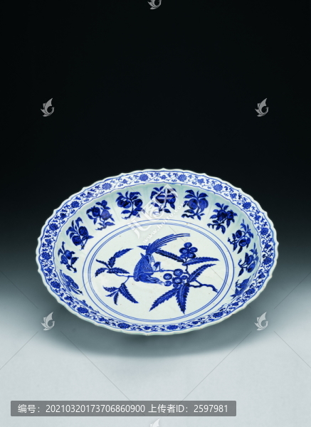 明永樂(lè)青花枇杷綬帶鳥(niǎo)圖盤(pán)