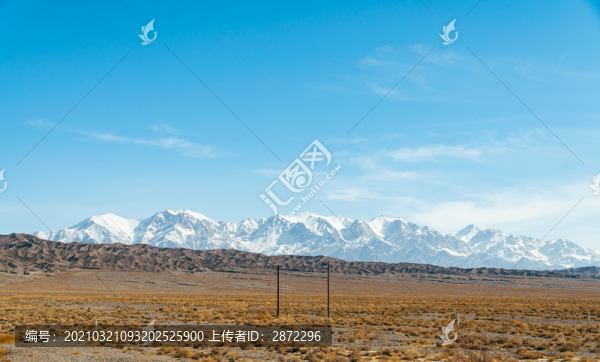 中國西部新疆荒涼戈壁雪山自然