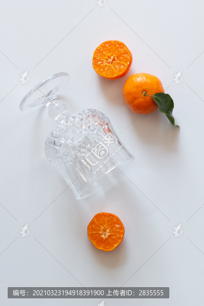 酒杯與橘子
