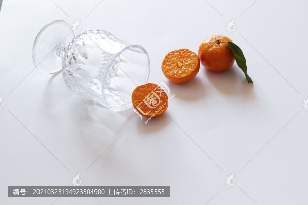 酒杯與橘子
