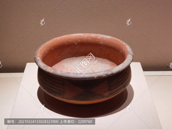 對(duì)三角紋缽