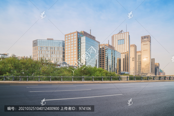 北京建國門大街的建筑和柏油馬路
