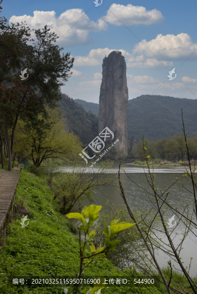 鼎湖峰遠(yuǎn)眺