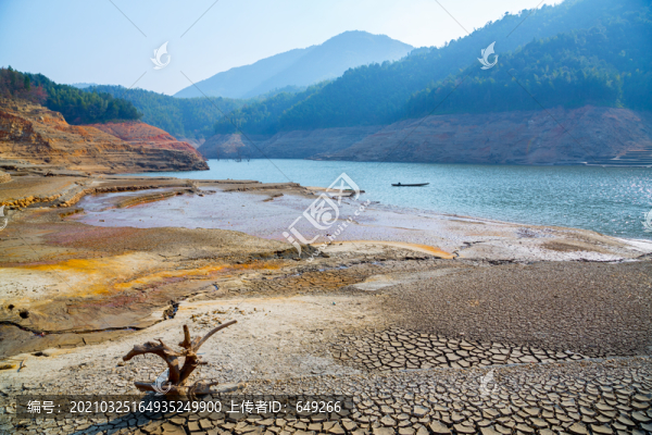 龜裂的湖岸