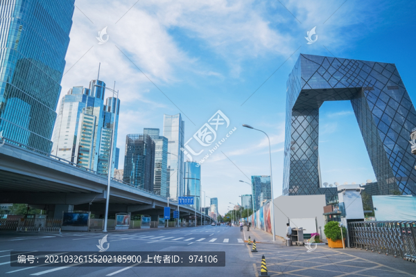 北京建國門大街的建筑和柏油馬路