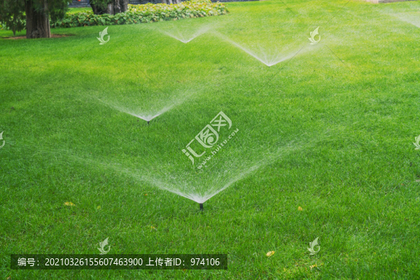 公園的自動(dòng)澆灌和大片草坪