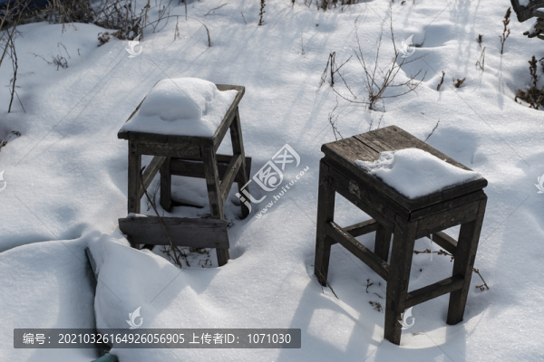 雪地破舊木凳