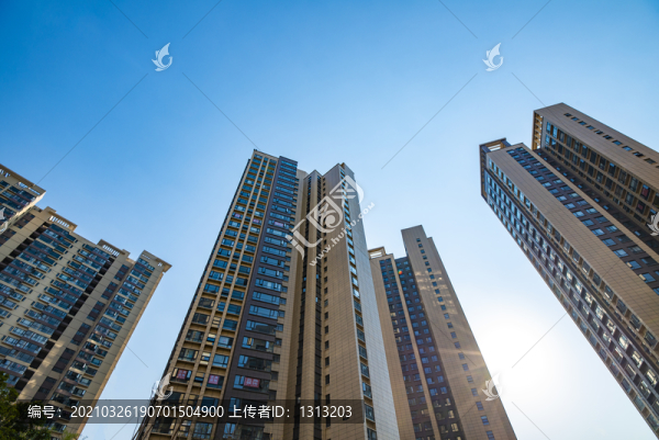仰拍云南大理城市的高樓