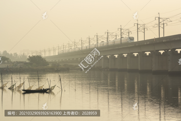 霧天行駛的列車