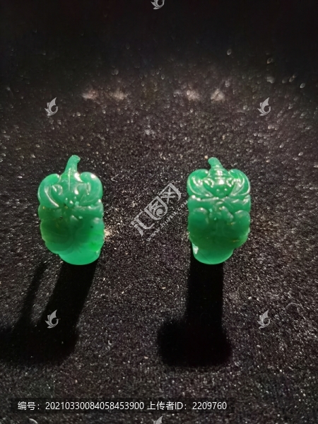雕蝙蝠雙桃翡翠珥