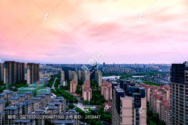 夕陽(yáng)映照下的城市慢門(mén)
