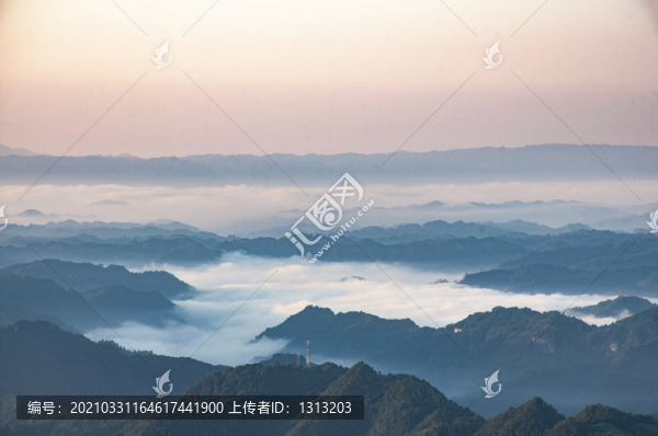 湖南湘西山間的云霧