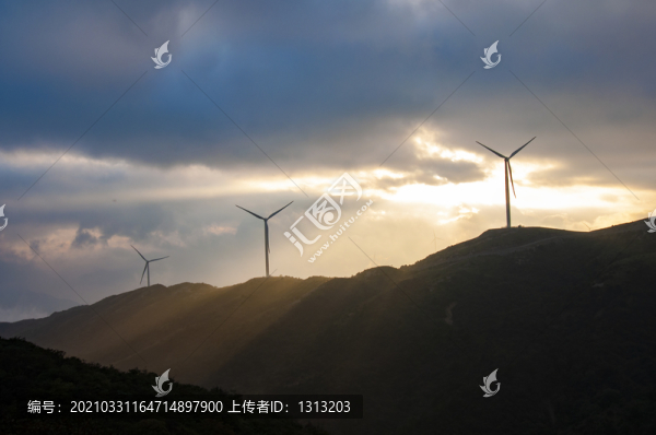 湖南懷化雪峰山蘇寶頂上的風力發(fā)
