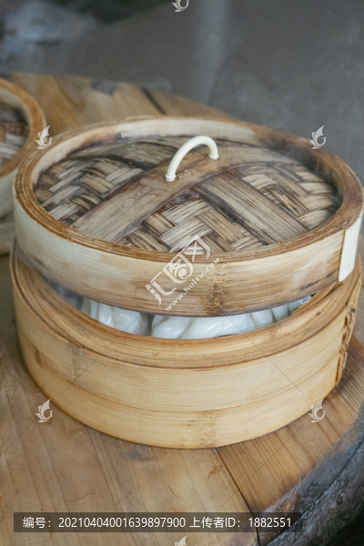 蒸籠里冒著熱氣的燒麥