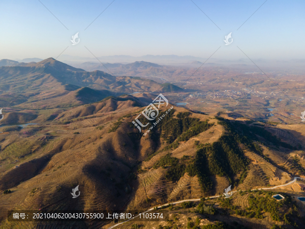 航拍山東沂蒙山區(qū)的山村