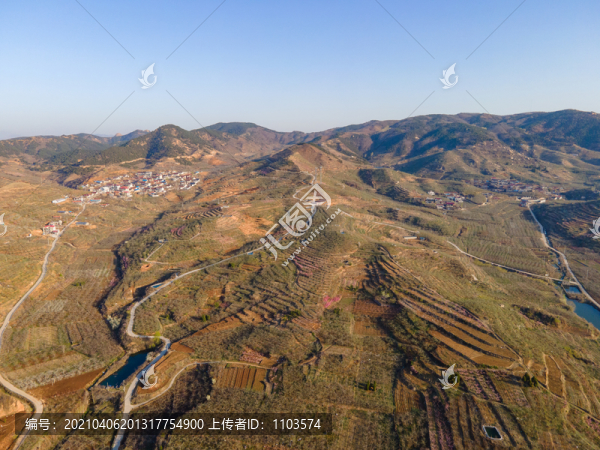 航拍山東沂蒙山區(qū)的山村