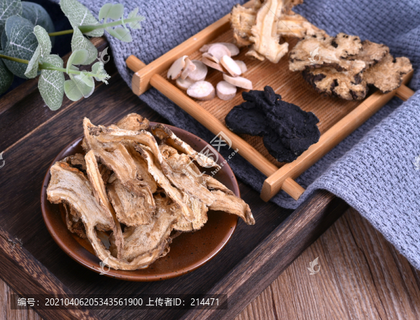 托盤中的中藥材