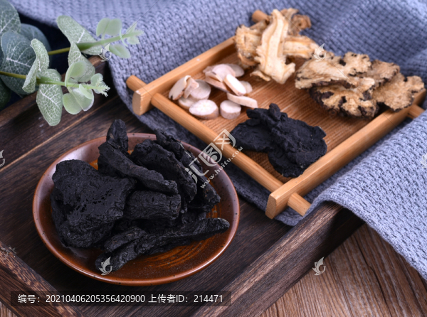 盤子中的中藥材