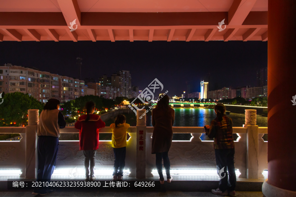 橋上看風(fēng)景的人們