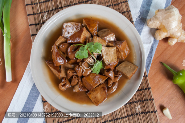 農(nóng)家豆腐燒大腸俯拍圖