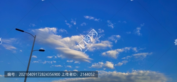 白云和路燈