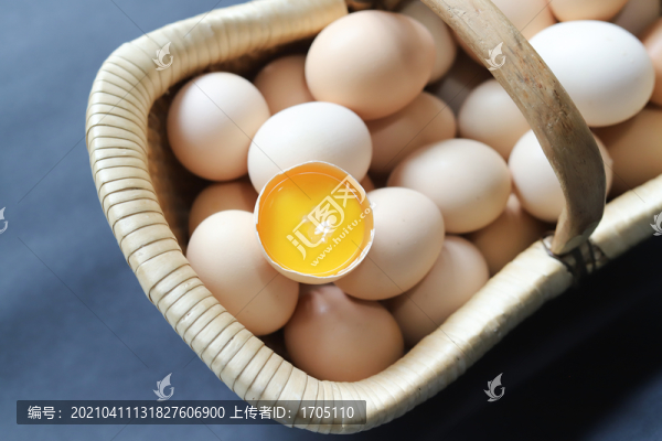 竹筐里打開(kāi)的土雞蛋蛋黃
