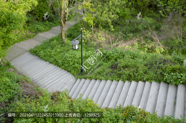 山林石階路