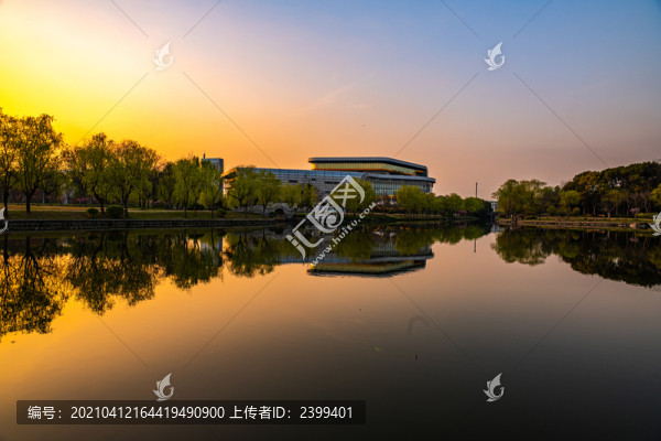黃昏晚霞中的上海汽車博覽公園