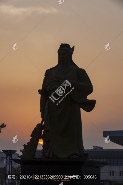 夕陽下的關公銅像