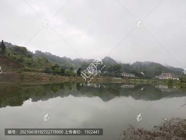池塘與遠(yuǎn)山
