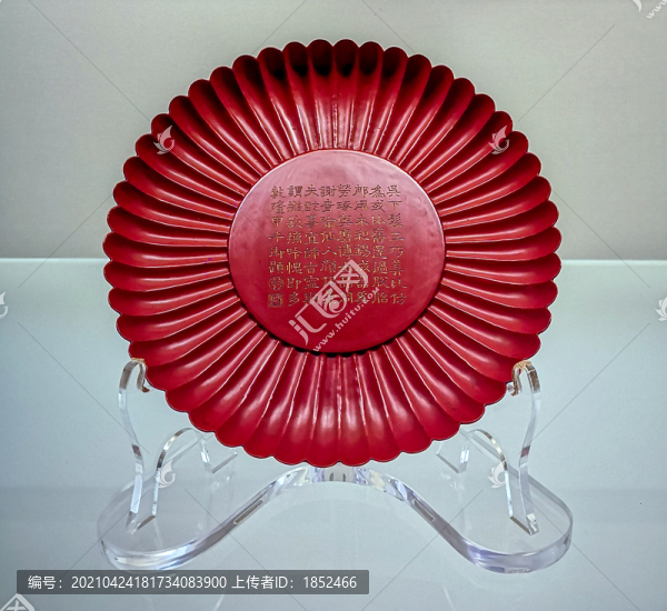清代乾隆剔紅花朵造型圓盤漆器