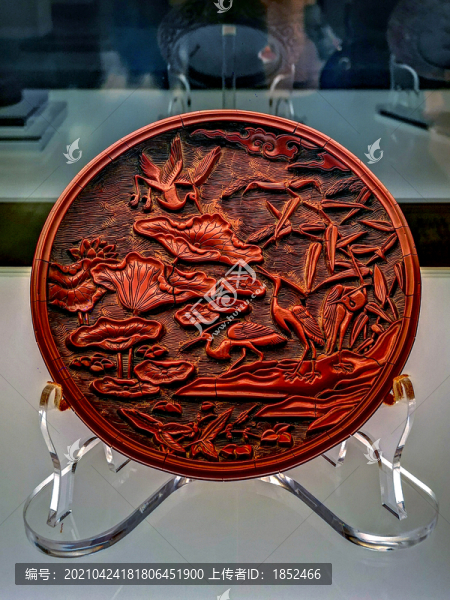 元代剔紅荷塘鷺鷥圖圓盤漆器