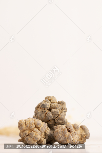 三七
