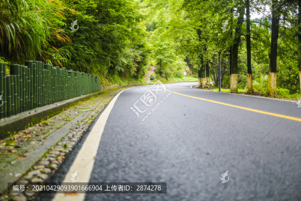 綠色山間公路