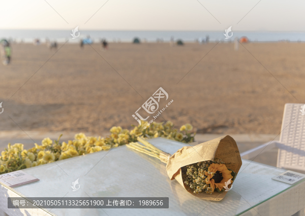 桌上的一束花