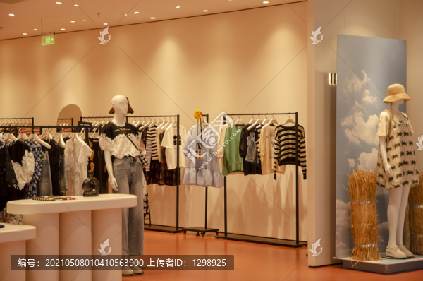 時尚女裝專賣店店鋪設(shè)計