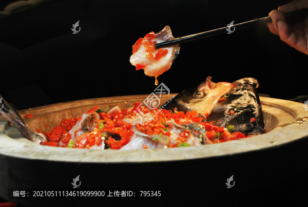 筷子夾魚