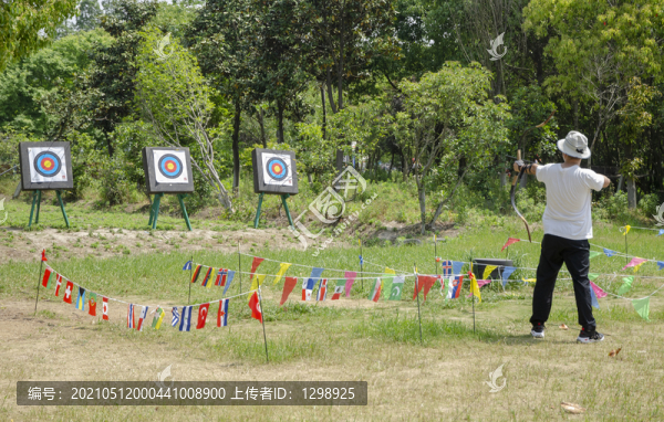 男子瞄準(zhǔn)射箭