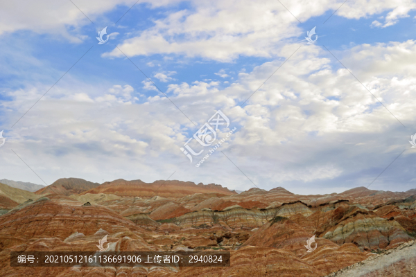 白云下的雅丹地貌