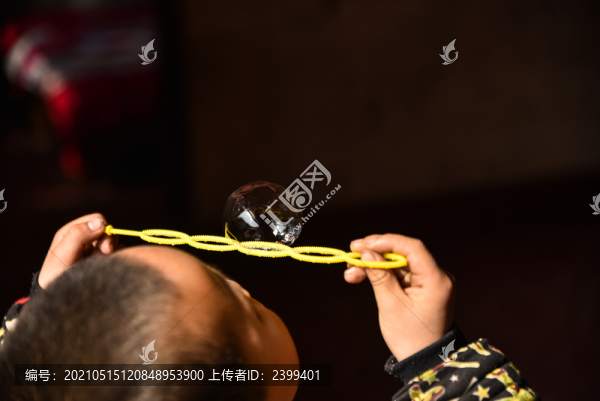 吹泡泡的男孩