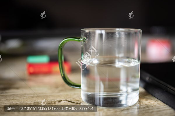 玻璃水杯照片