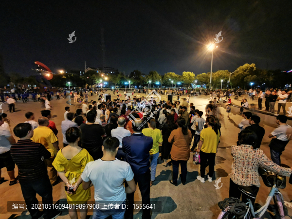 夜晚車墩鎮(zhèn)廣場(chǎng)