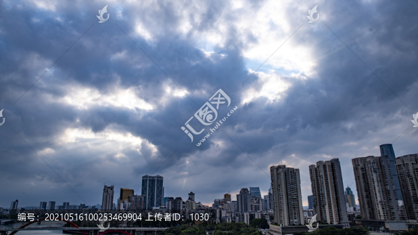 烏云滿天的城市