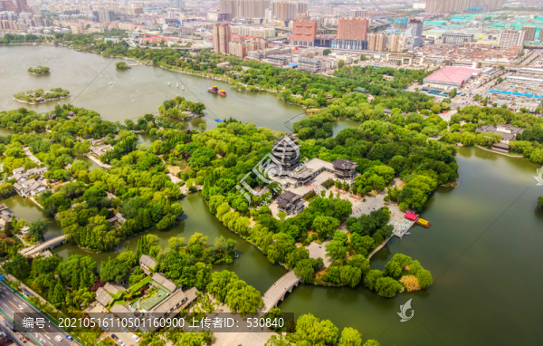 航拍濟(jì)南明湖景區(qū)